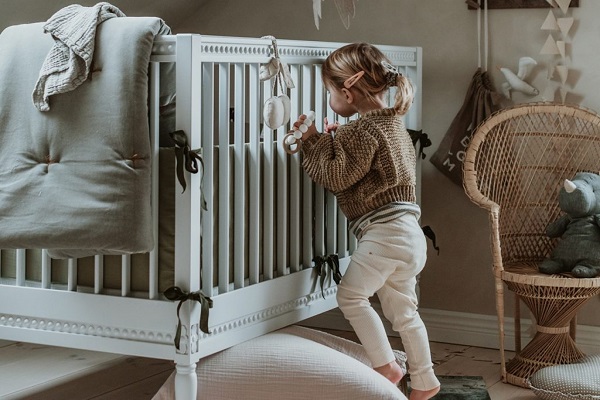 Gustavian white convertible crib